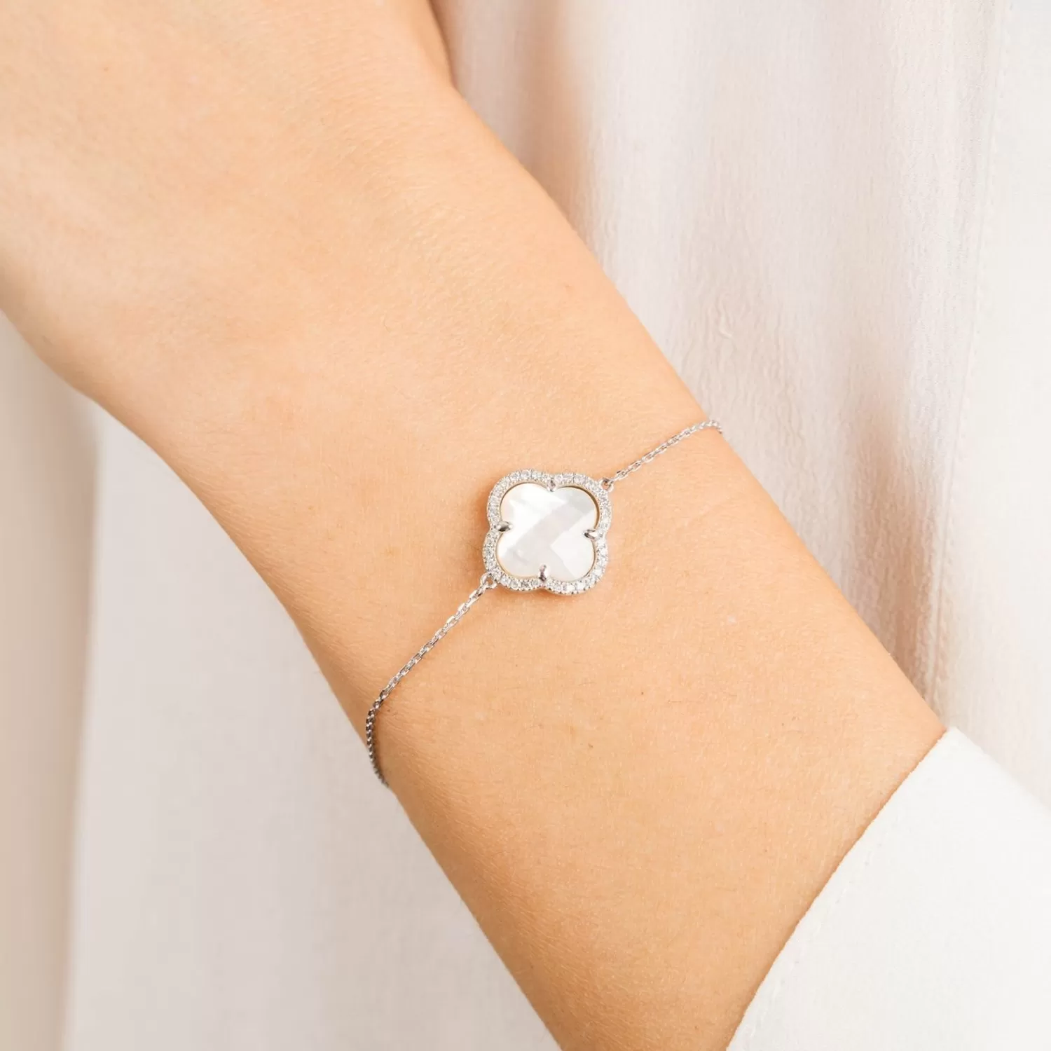 The Alkemistry Morganne Bello 18Ct White Gold Victoria Clover Diamond Mother Of Pearl Bracelet Store