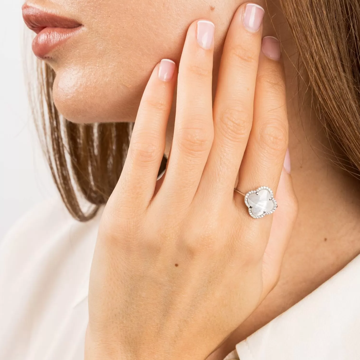 The Alkemistry Morganne Bello 18Ct White Gold Victoria Clover Diamond Mother Of Pearl Ring New